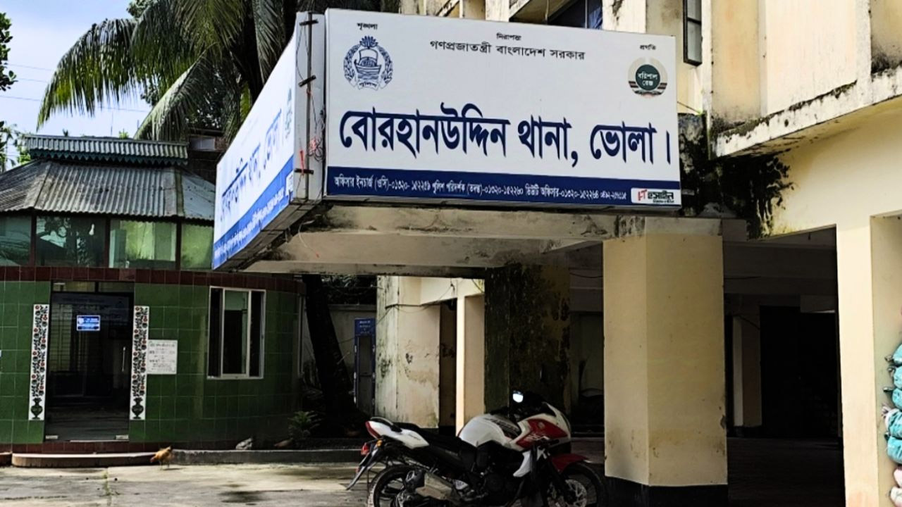 চতুর্থ শ্রেণির ছাত্রীকে ধর্ষণের অভিযোগে প্রধান শিক্ষকসহ গ্রেপ্তার ২
