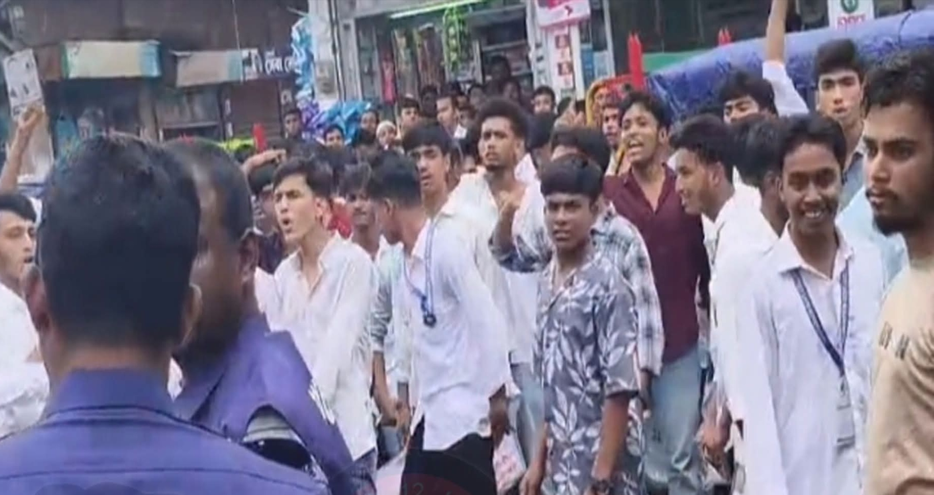 ‘নকলের মিথ্যা অপবাদ দেওয়া হচ্ছে, আমরা হলের অমানবিক আচরণের প্রতিবাদী’